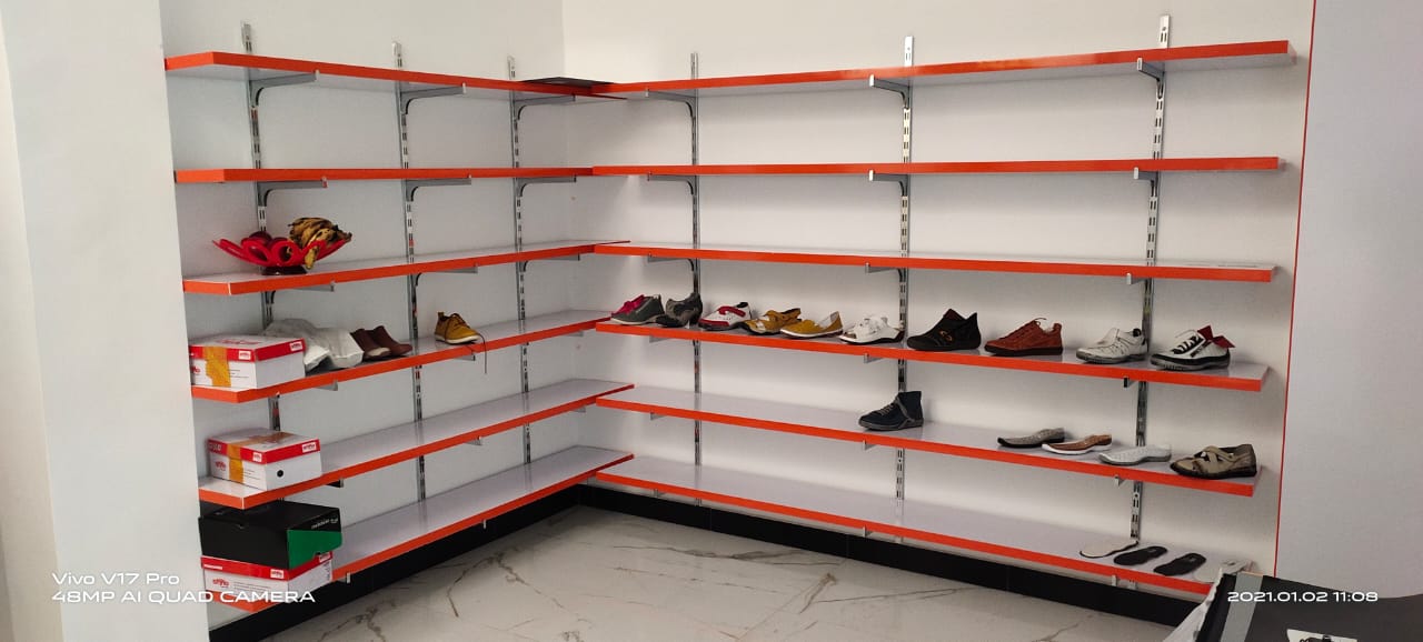 Lauft-shop-shoes_racks-corner